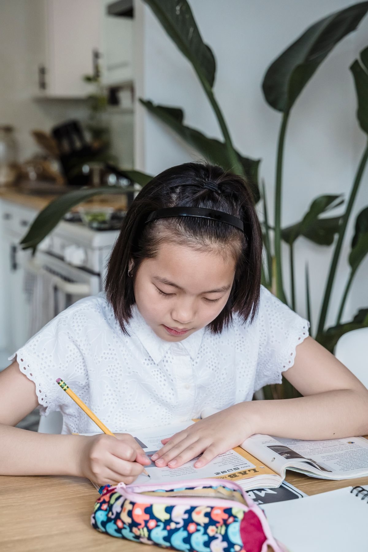 책상에서 글을 쓰는 아이
